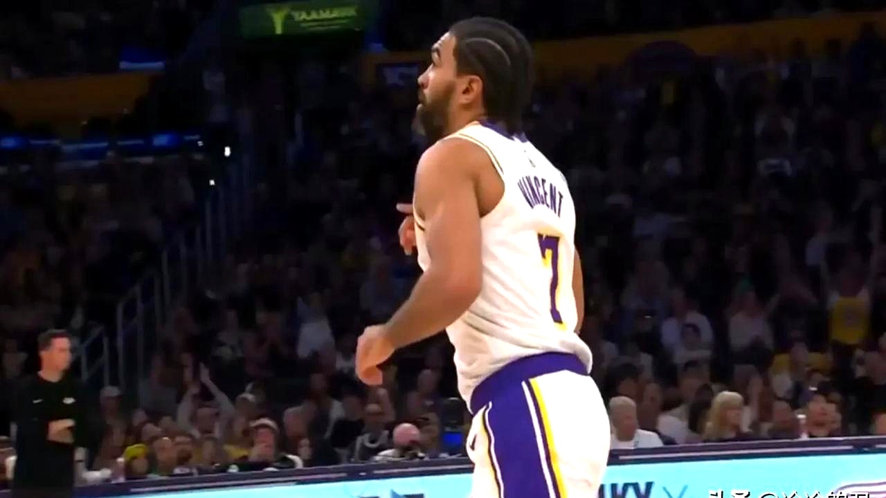 九游中国官网东契奇重要时刻刷新纪录，日本队带队取胜！